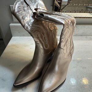 Never Worn Oasis Society gold Women’s boots size 8.5